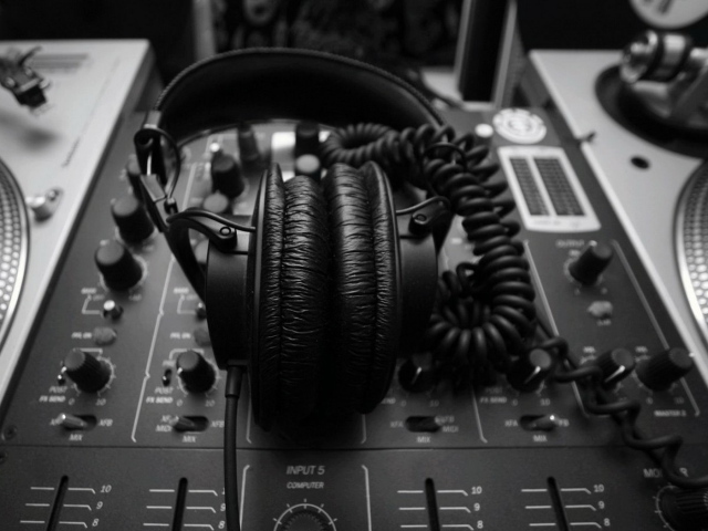 Диджейский пульт