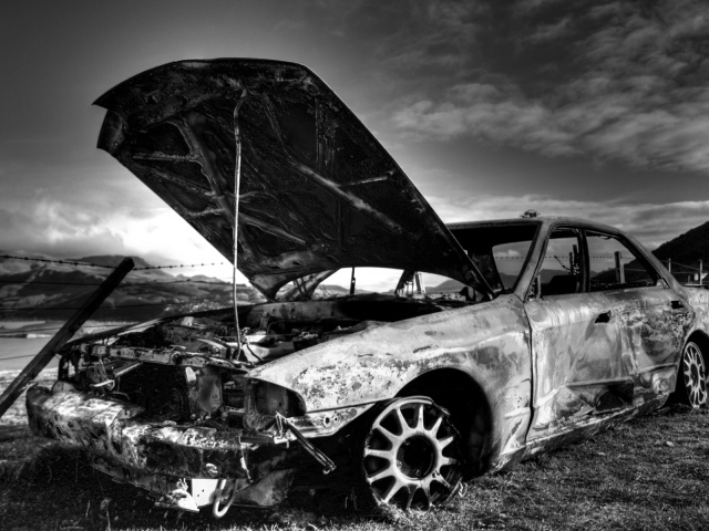 Старая сгоревшая машина