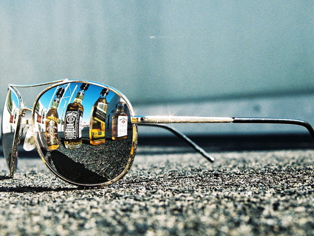 Очки на асфальте