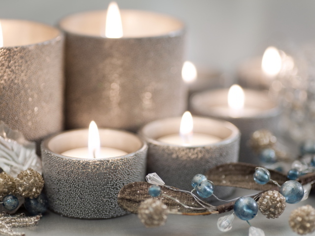 Горящие свечи