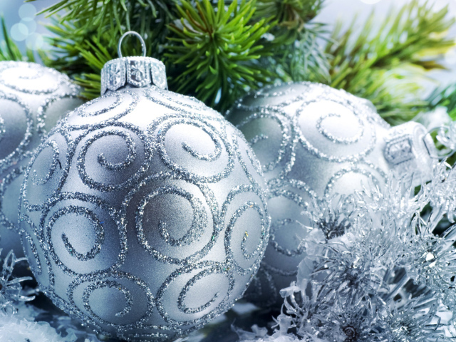 Серебристые шары