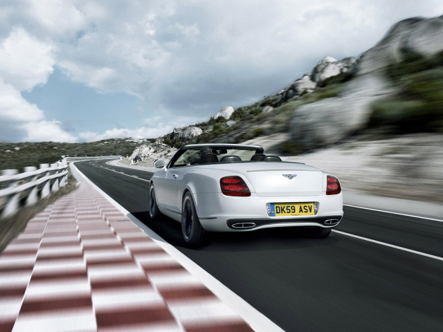 Bentley Continental Supersports Convertible по горной дороге