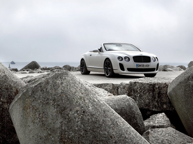 Bentley Continental Supersports Convertible на каменном причале