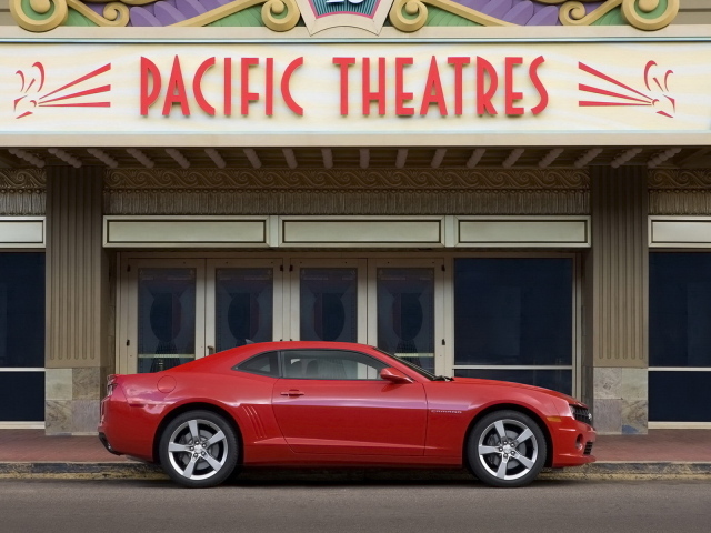 Красный Шевроле Камаро