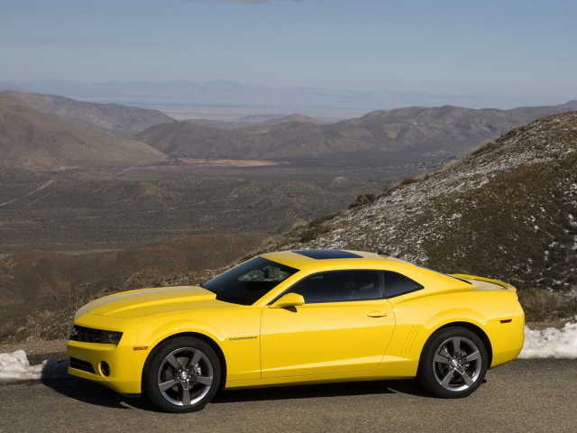 Желтый Шевроле Камаро 2011