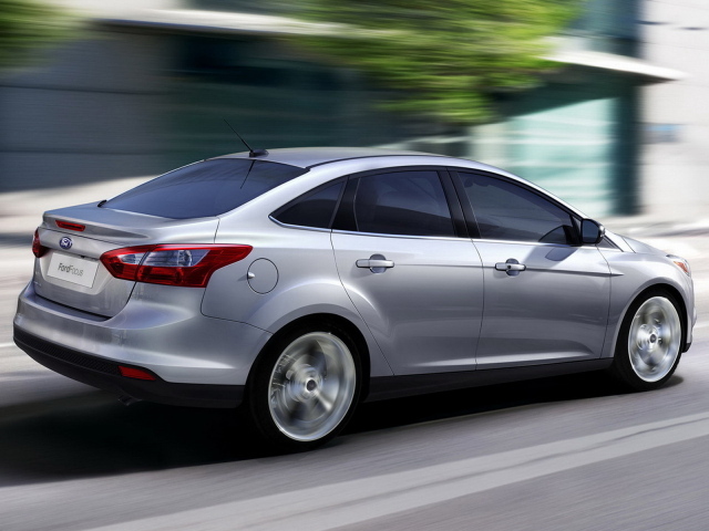 Форд Фокус Седан в движении 2011