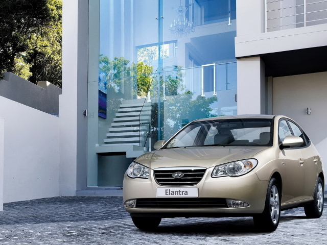 Хендай Элантра во дворе