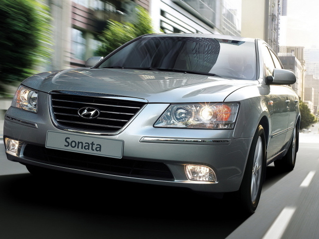 Хендай Соната 5 серии в движении