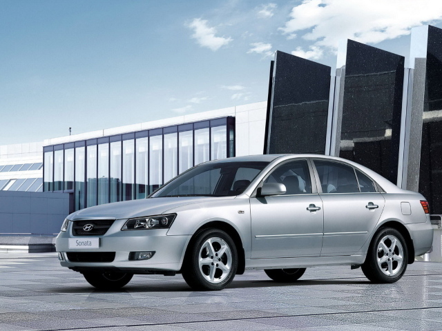 Хендай Соната на паркинге