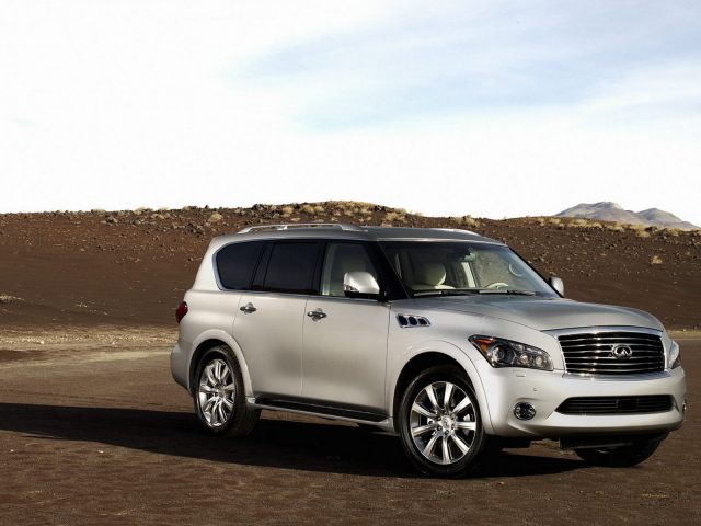 Инфинити QX в пустыне