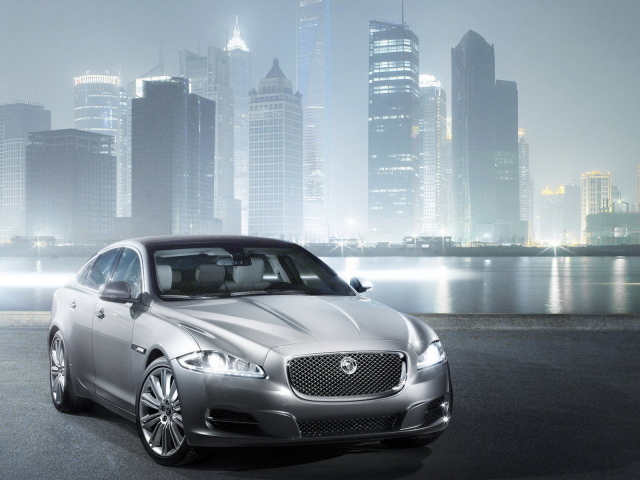 Jaguar XJ на фоне города