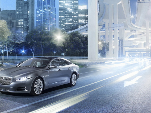 Jaguar XJ на улицах города