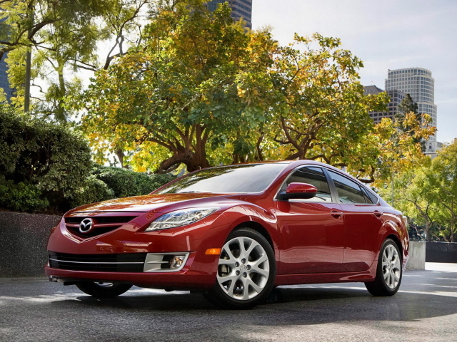 Мазда 6 в городском парке