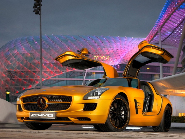 Benz SLS AMG Desert Gold с широко раскрытыми крыльями