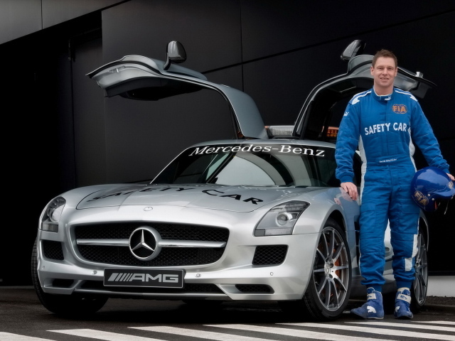 Mercedes Benz SLS AMG F1 перед треком