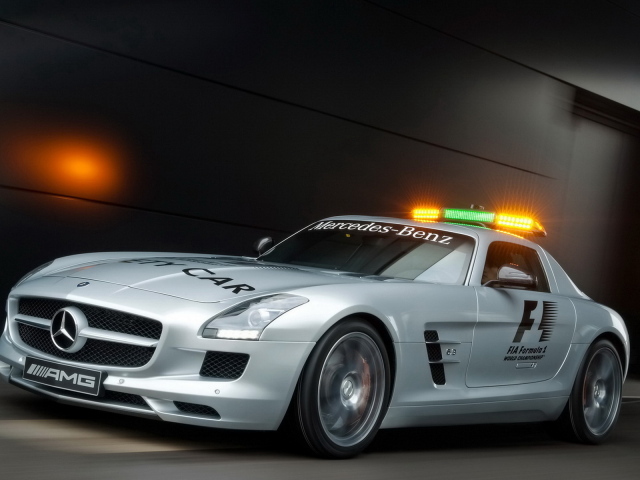 Mercedes Benz SLS AMG F1 выезжая с паркинга