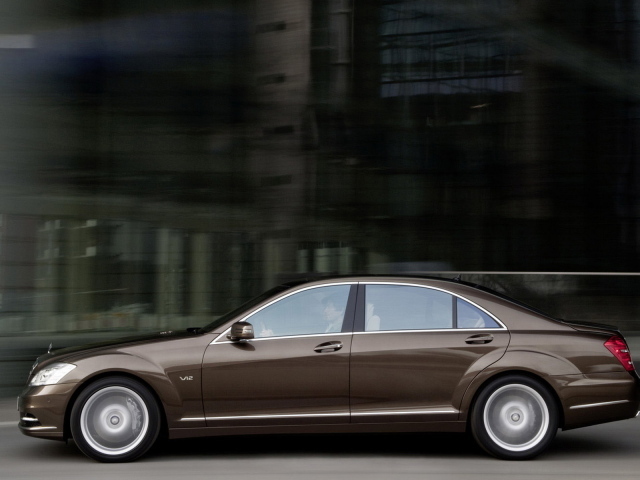Роскошный Мерседес Бенц S класса
