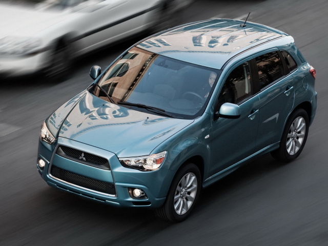 Митсубиши CUV движение по улице
