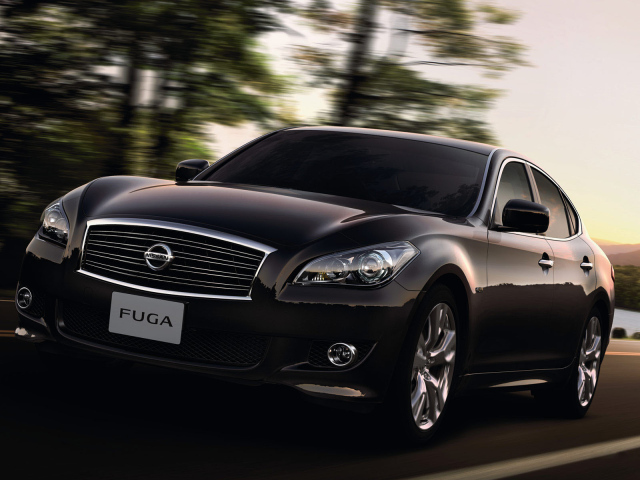 Nissan Fuga на прогулке