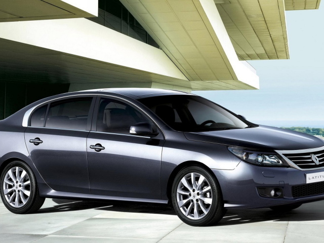 современный седан Renault-Latitude