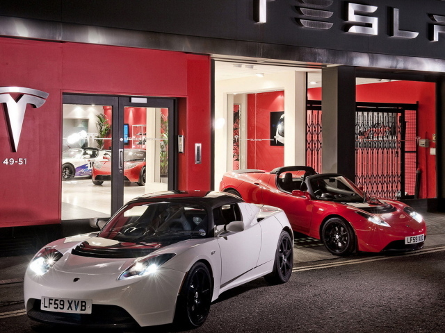 Tesla Roadster возле автосалона