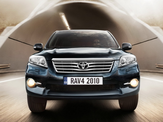 Тойота РАВ 4 выезжая из туннеля