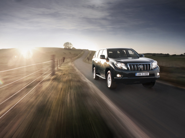 Toyota Land Cruiser на грунтовой дороге