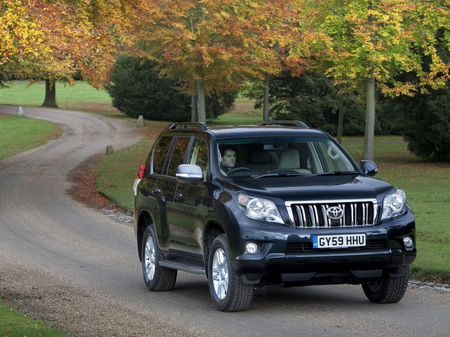 Тойота Ленд Крузер в движении