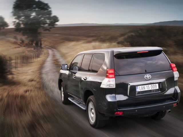 Тойота Ленд Крузер  уходя в даль