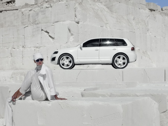 Parotech Sony Volkswagen Touareg среди каменных утесов