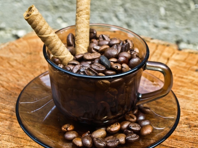 Чашка с зернами кофе