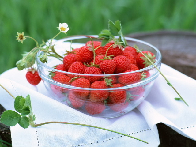 Чашка сладкой ягоды