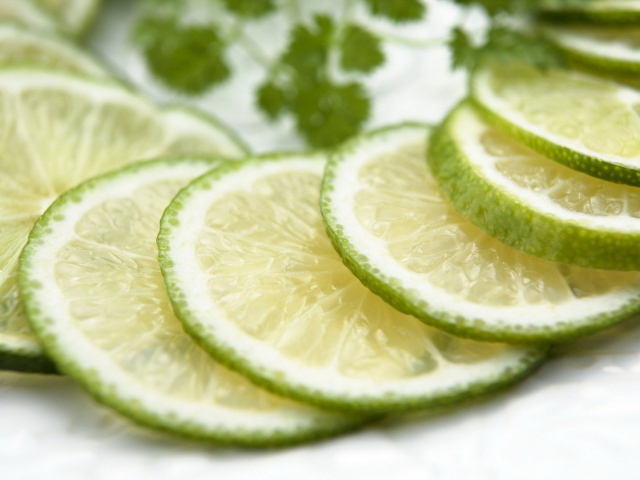 Нарезанный лайм