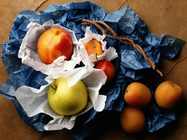 Персики и яблоки