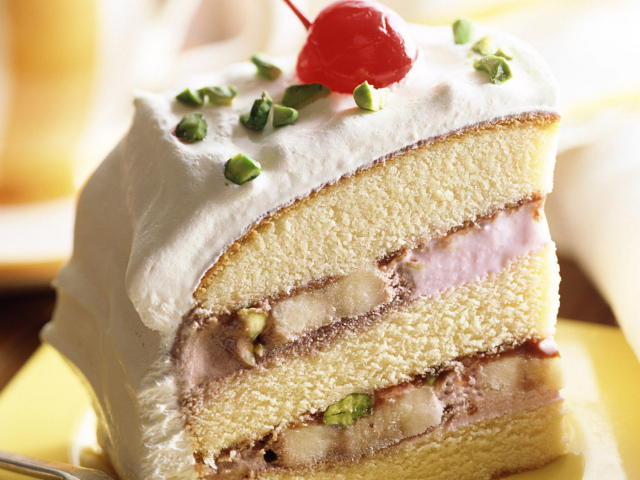 Кусочек торта с вишенкой