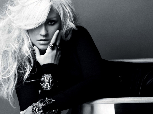 Кристина Агилера в черном