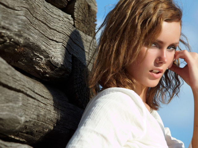 Девушка около сруба