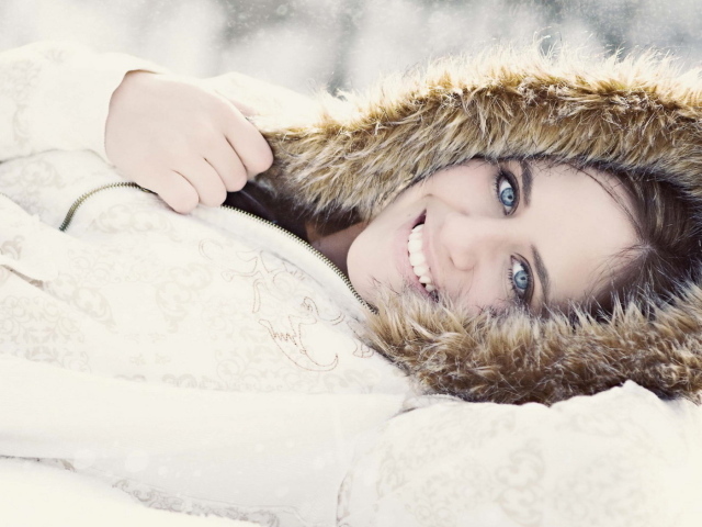 Девушка на снегу