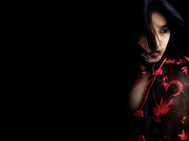 Красивая девушка в темноте