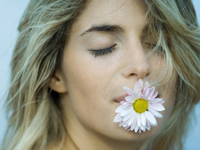 Девушка с цветком во рту