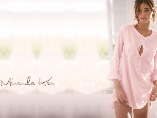 Miranda Kerr в ночной рубашке