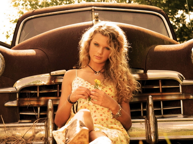 Тэйлор Свифт прижавшись к машине