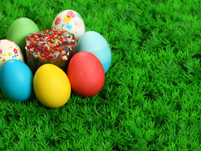Пасха и яйца на траве