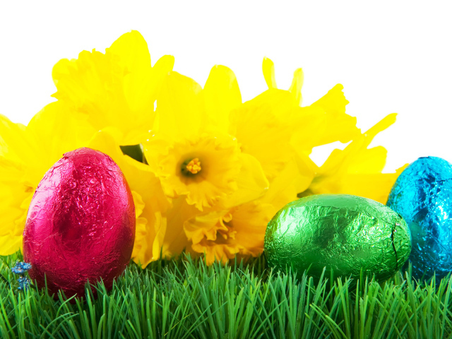 Пасхальные яйца на траве