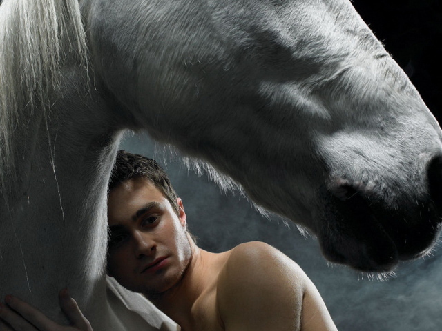 Даниэль Редклифф прижавшись к лошади