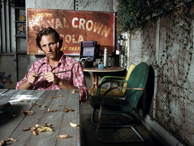 Вигго Мортенсен на летней веранде