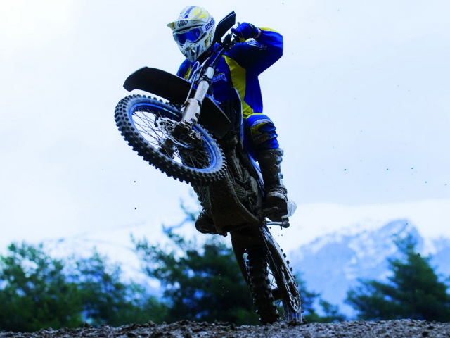 Хьюзаберг FX450 в прыжке