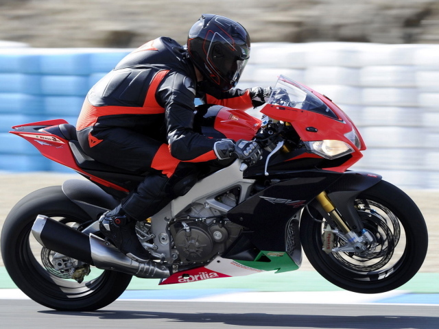 Априлия RSV4 R на соревновании