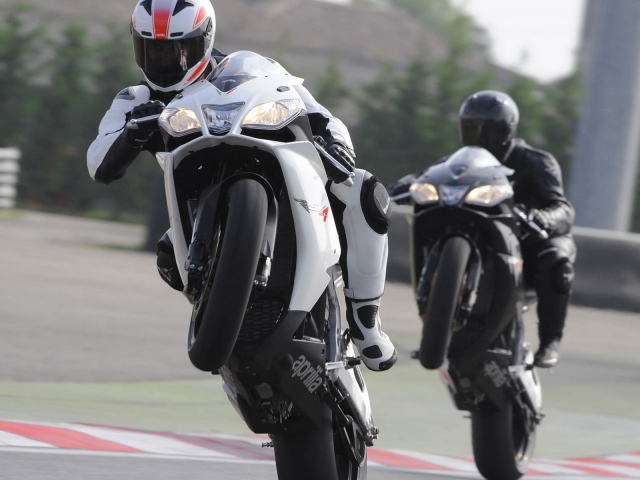 Априлиа RSV4 R на задних колесах