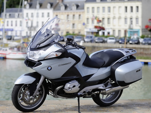 БМВ Р 1200 на пристани
